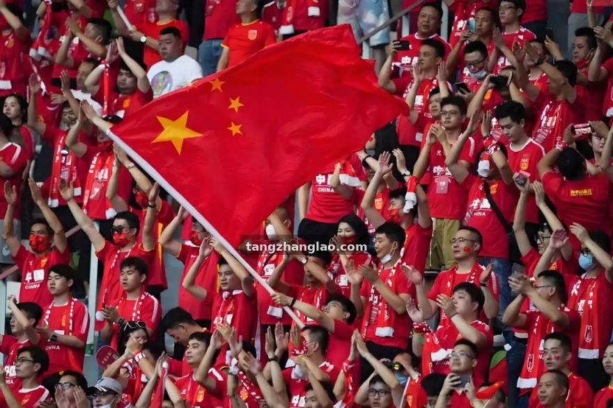 退役边缘的转身：老将中场托马森如何成为转会窗的“更衣室拼图”